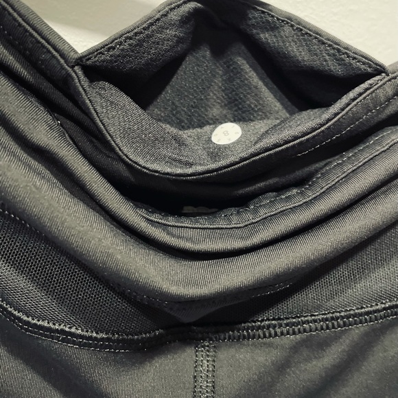 Lululemon Athletica black leggings with mesh details and zipper pockets - Picture 6 of 10